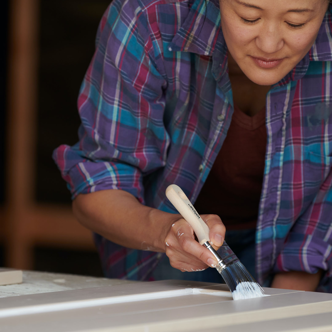 DIYer painting cabinets